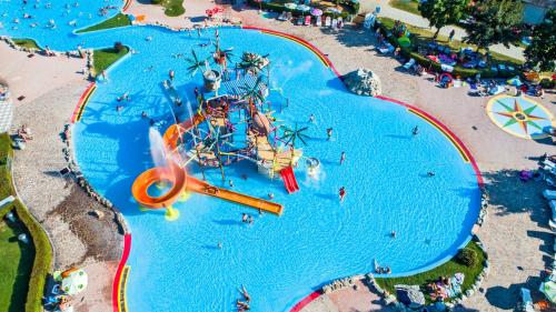 uma vista aérea de um parque aquático com um escorrega aquático em Premium Mobile Tree House with Thermal Riviera Tickets em Catez ob Savi