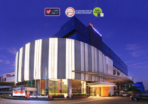 Swiss-Belhotel Cirebon في تْشيريبون: مبنى كبير بالواجهة البيضاء والسوداء