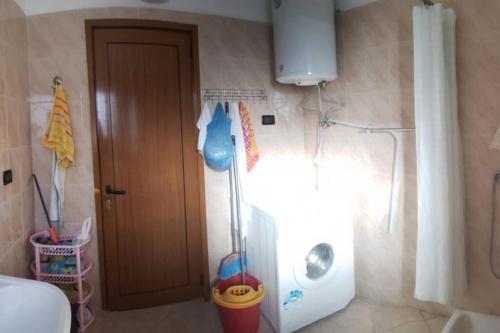 een witte koelkast in een badkamer met een deur bij Fun in the Sun in Golem