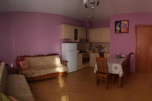 una cucina con un divano e un tavolo in una stanza di Fun in the Sun a Golem