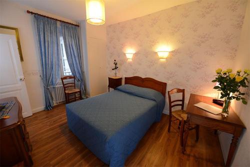 Katil atau katil-katil dalam bilik di Hôtel De La Ferté