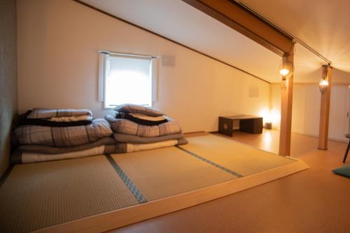 um quarto com duas camas no sótão em Otaru Village - Vacation STAY 84438 em Otaru