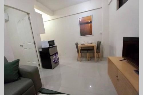 Μια τηλεόραση ή/και κέντρο ψυχαγωγίας στο Modern 1-bedroom condo in vibrant Malabanias