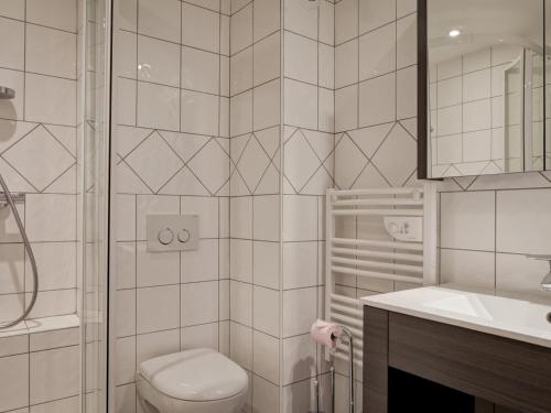 La salle de bains blanche est pourvue de toilettes et d'un lavabo. dans l'établissement Appartement Brides-les-Bains, 4 pièces, 6 personnes - FR-1-512-138, à Brides-les-Bains