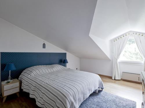 een witte slaapkamer met een bed en een raam bij Appartement Brides-les-Bains, 3 pièces, 7 personnes - FR-1-512-236 in Brides-les-Bains