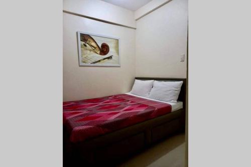 Ένα ή περισσότερα κρεβάτια σε δωμάτιο στο Cosy 1-bedroom condo in vibrant Malabanias