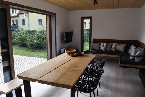 una mesa de madera y sillas en la sala de estar. en Chalet Seebauer en Neunburg vorm Wald