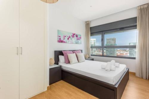 Cama o camas de una habitación en Lodging Apartments Fira-Barcelona 2 double bedroom w parking