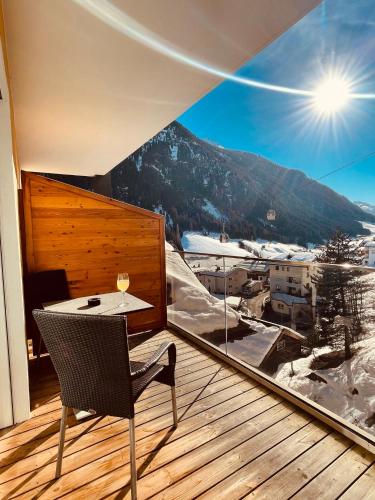 balcón con mesa y vistas a la montaña en Biancas Luxury Apartment close Ischgl Spa & Pool ganze Ferienwohnung, en Kappl