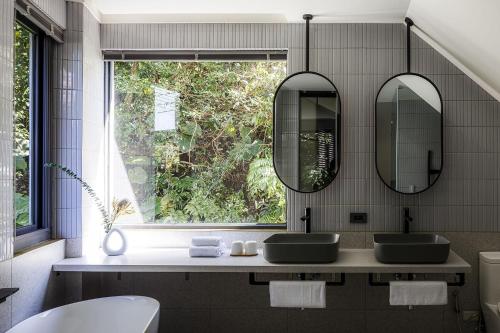 uma casa de banho com 2 lavatórios e uma janela em Jiufen 35 em Jiufen