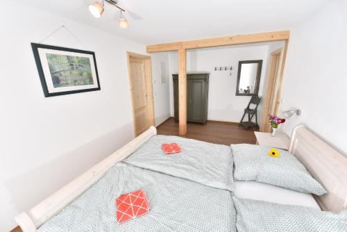 un dormitorio con una cama en una habitación en Biohof Seifert, en Kurort Altenberg