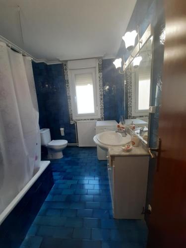 een badkamer met een wastafel, een bad en een toilet bij Lizarra 49 in Estella