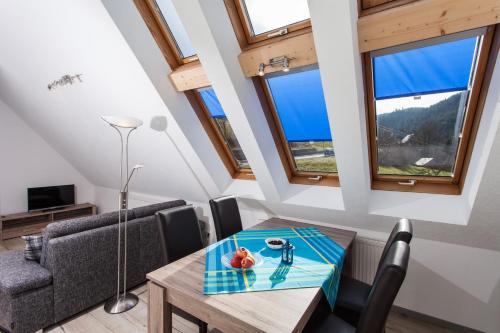 ein Wohnzimmer mit einem Tisch und einem Sofa in der Unterkunft Ferienwohnungen Schwabenhof in Schramberg