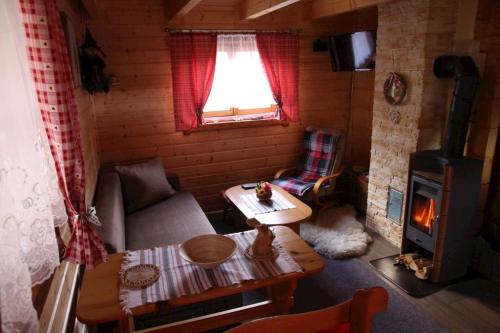 salon z kanapą i piecem opalanym drewnem w obiekcie Chata Kaprík w Liptowskim Mikulaszu