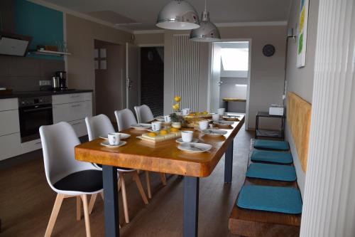 a table in a kitchen with chairs around it at Ferienwohnung auf dem Dorf, Külsheim in Külsheim