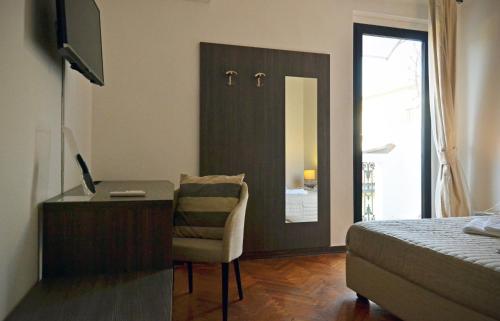 Dormitorio con escritorio, cama, escritorio y silla en Gabrielli Rooms et Apartments Sant Antonio alloggio 4 M0230914084, en Verona