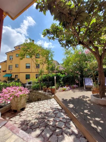 budynek z drzewem i kwiatami na dziedzińcu w obiekcie Albamare w mieście Monterosso al Mare
