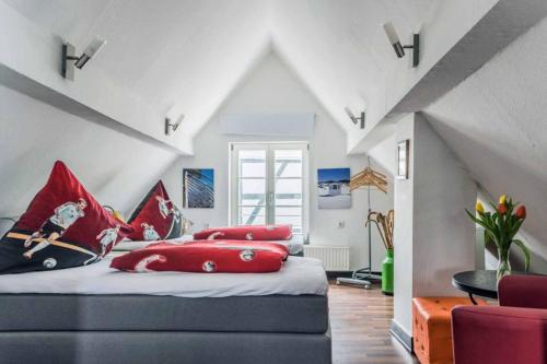 - une chambre avec 2 lits et des oreillers rouges dans l'établissement Pension Harmony, à Marbourg