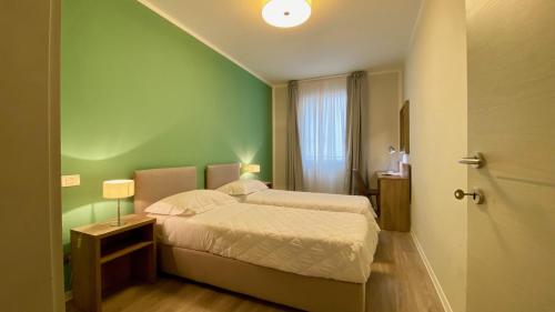 佛罗伦萨Corso Second Floor的带床和绿墙的卧室