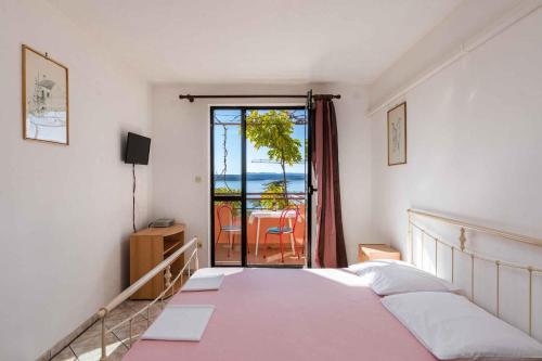 Postel nebo postele na pokoji v ubytování Apartments in Crikvenica 39180