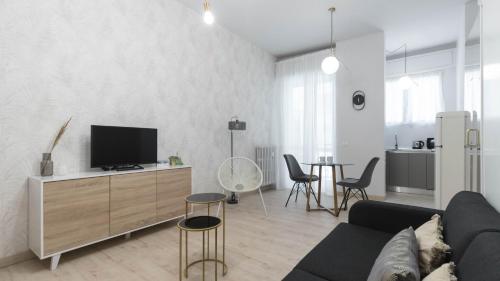 salon z kanapą i telewizorem w obiekcie Italianway - Gioberti 11 w mieście Sesto San Giovanni