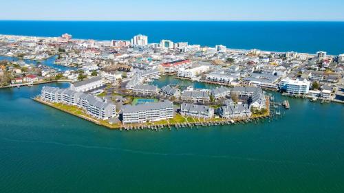 una vista aérea de una ciudad con puerto en Harbour Island 303L Condo, en Ocean City