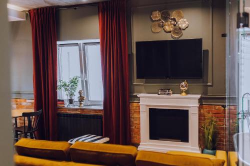 salon z kanapą i telewizorem w obiekcie Apartamenty Zamkowe Centrum w mieście Kwidzyn