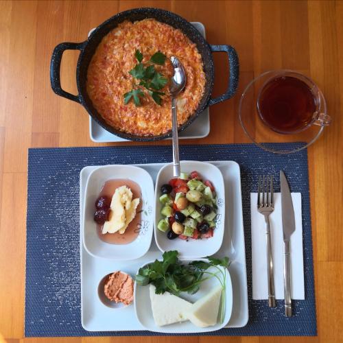 une table avec deux assiettes de nourriture et un pot de soupe dans l'établissement Yuva Butik, à Eskişehir