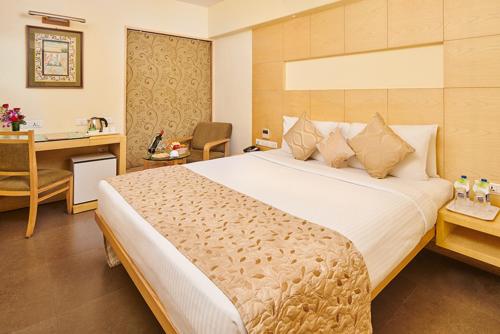 Säng eller sängar i ett rum på Coraltree Hotel Bangalore