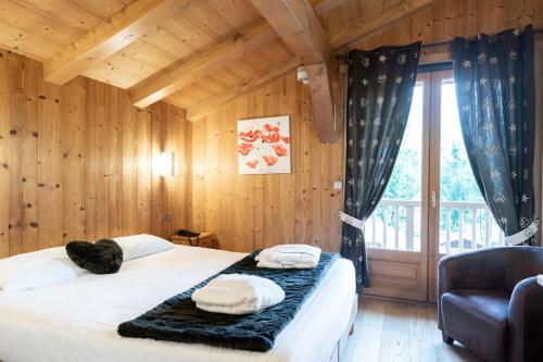 A bed or beds in a room at La Ferme Du Lac