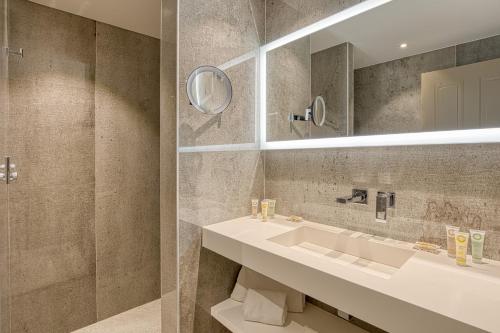 a bathroom with a sink and a mirror at Best Western Plus Le Fairway Hotel & Spa Golf d'Arras in Anzin-Saint-Aubin