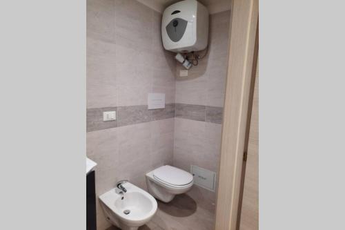 A bathroom at Chez Lulù