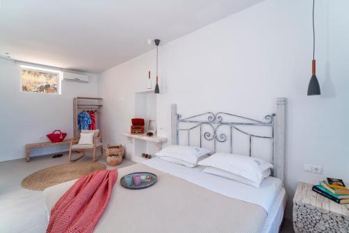 リンドスにあるLindos Above chill out bungalow - Adult Onlyのベッドルーム1室(白い大型ベッド1台、赤い毛布付)