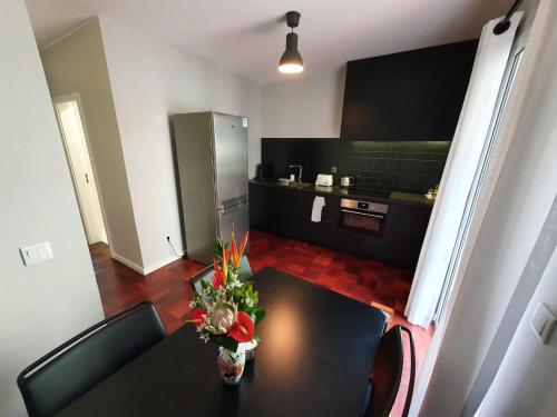Virtuvė arba virtuvėlė apgyvendinimo įstaigoje Santa Luzia's Pearl II - One Bedroom Apartment