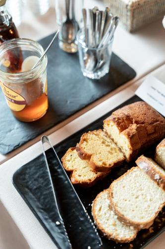a black plate with bread and a glass of tea at La Ferme Du Lac in Thyez