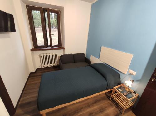 a small room with a bed and a couch at B&B il Fienile in Cingoli