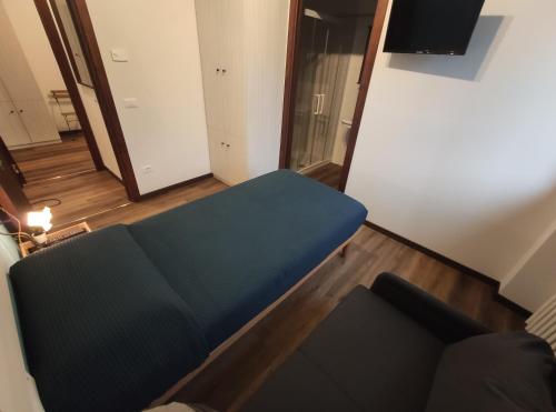 a room with a couch and a tv in it at B&B il Fienile in Cingoli