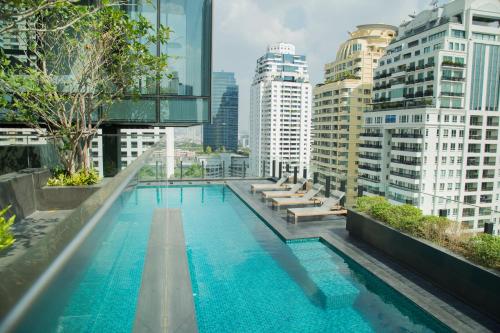 a swimming pool on top of a building with buildings at Sukhumvit 11#Luxury#Pool#Gym#BTS Nana&MRT Sukhumvit#1BR#Max4ppl in Bangkok