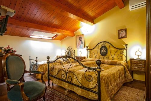 チヴィタにあるB&B La Ginestraのベッドルーム1室(ベッド1台、椅子付)