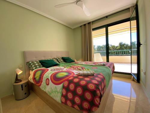 ein Schlafzimmer mit einem großen Bett und einem Balkon in der Unterkunft Comfortable penthouse first line Golf Torrequebrada in Arroyo de la Miel