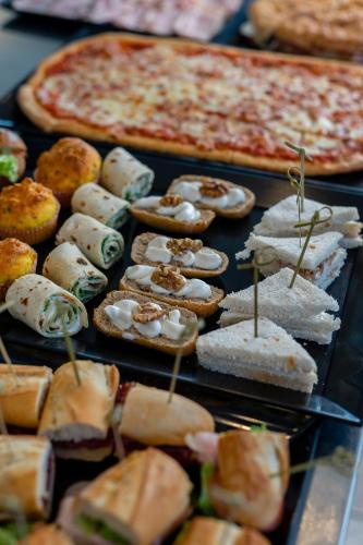 een heleboel broodjes en pizza's en een pizza bij Hotel Mocambo Riccione CENTRALISSIMO AL MARE in Riccione