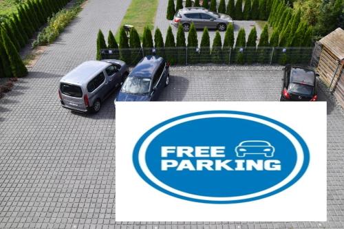 グダニスクにあるGdanziger Domの無料駐車場の標識付き駐車場に駐車した車2台