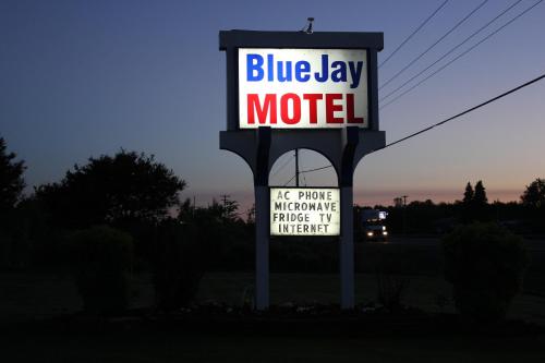 a bluejay motel sign with a lit up sign at Blue Jay Motel in Peterborough
