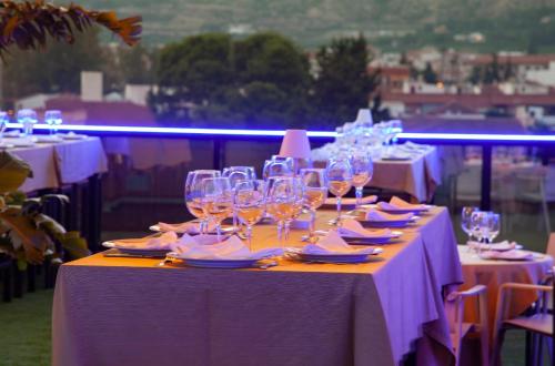a table with wine glasses and napkins on it at Hotel Julián in Alhama de Murcia