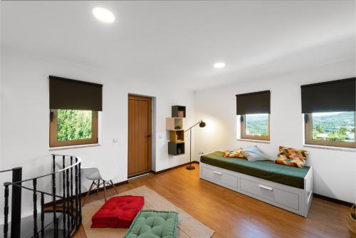 una camera da letto con un letto e due finestre di Quinta da Tia a Baiões
