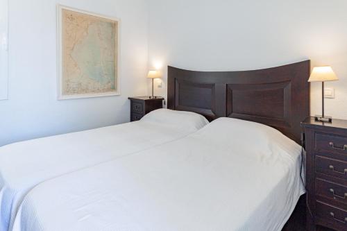 een slaapkamer met 2 bedden en een kaart aan de muur bij Alisios 312 in La Manga del Mar Menor