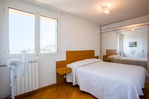 une chambre avec un lit blanc et un miroir dans l'établissement Passy Azur AP4242 by Riviera Holiday Homes, à Nice
