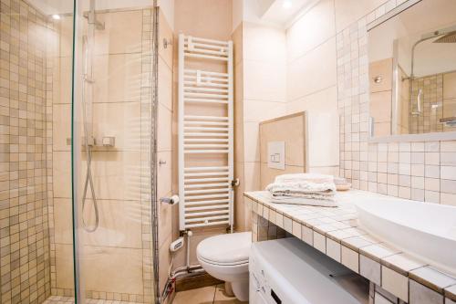 une salle de bain avec toilettes, lavabo et douche dans l'établissement Passy Azur AP4242 by Riviera Holiday Homes, à Nice