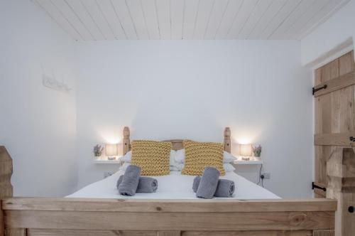 Ліжко або ліжка в номері Brook Cottage - 7 Bedroom Cottage - Dale