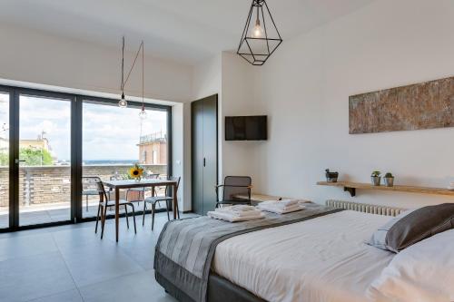 ローマにあるRome as you feel - Vatican Terrace Apartments with Viewのベッドルーム1室(大型ベッド1台、テーブル、椅子付)